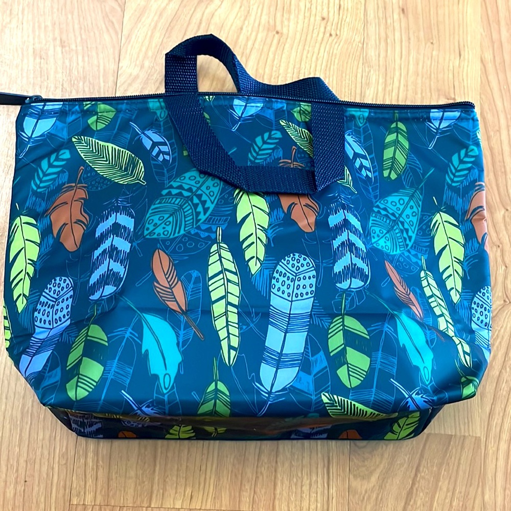 New Thirty-One Thermal Tote “Falling Feathers” design